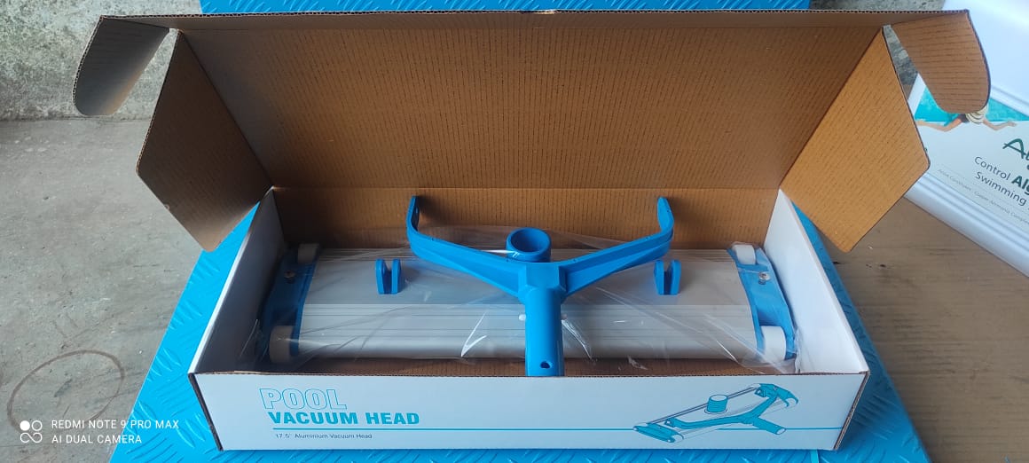 Swimming pool vacuum head